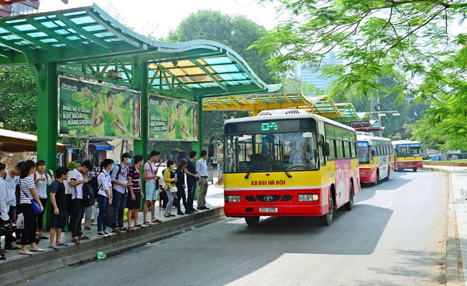 Hà Nội tăng cường bảo đảm trật tự an toàn giao thông, chống ùn tắc giao thông bằng ưu tiên sử dụng xe buýt.