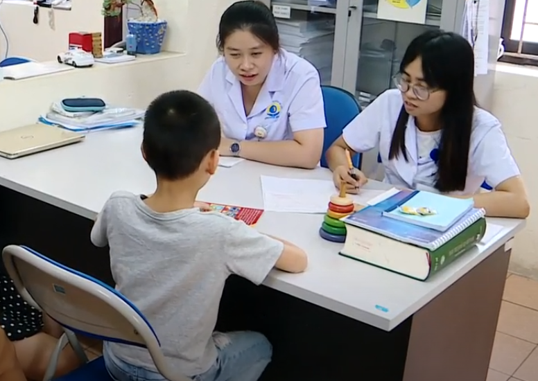 Các bác sĩ Bệnh viện tâm thần Hà Nội đang tư vấn cho trẻ rối loạn hành vi thách thức chống đối.