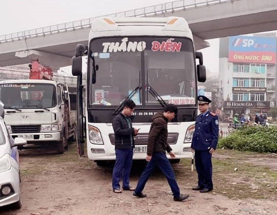 Hà Nội: Phạt lái xe gần 30 triệu đồng vì vận chuyển khách “trá hình”