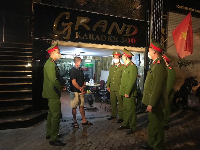 Hà Nội: Tổng kiểm tra phòng dịch Covid-19 tại quán bar, karaoke