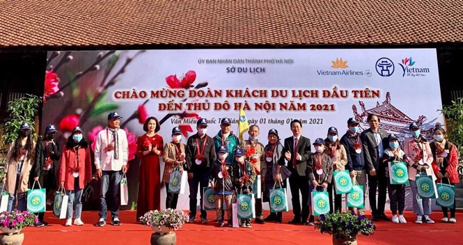 Sở Du lịch Hà Nội phối hợp cùng các cơ quan, doanh nghiệp chào mừng đoàn khách du lịch đầu tiên đến Thủ đô Hà Nội năm 2021.