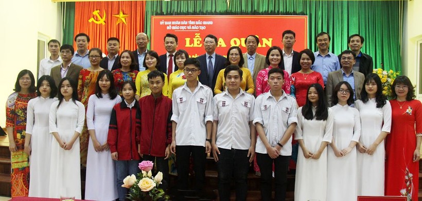 Chủ tịch UBND tỉnh Lê Ánh Dương cùng lãnh đạo Sở GD&ĐT, các thầy cô giáo và học sinh trong Lễ ra quân các đội tuyển ngày 14/12/2020.
