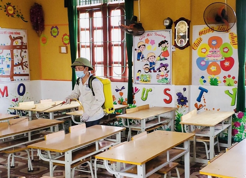 Các trường học trên địa bàn xã Phương Sơn triển khai phun khử khuẩn phòng dịch Covid-19.