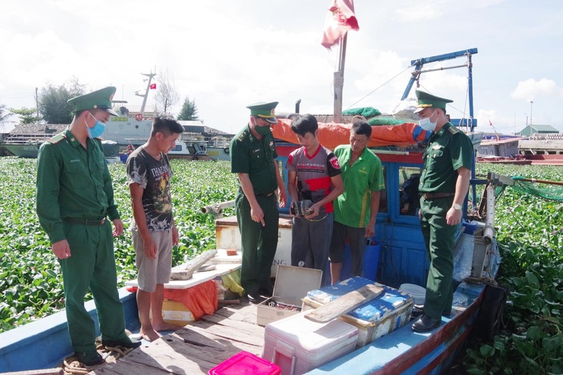 Lực lượng chức năng bắt giữ tauuf khai thác thủy sản trái phép.