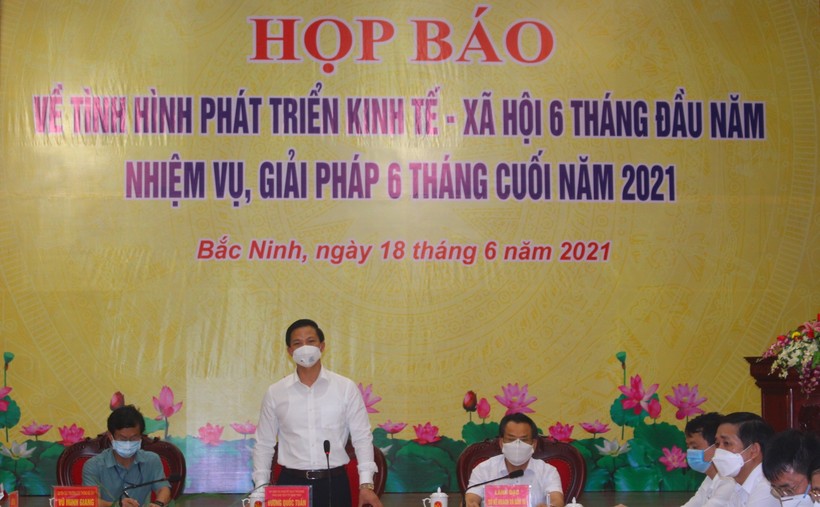 Phó Chủ tịch Thường trực UBND tỉnh Bắc Ninh Vương Quốc Tuấn chủ trì họp báo.