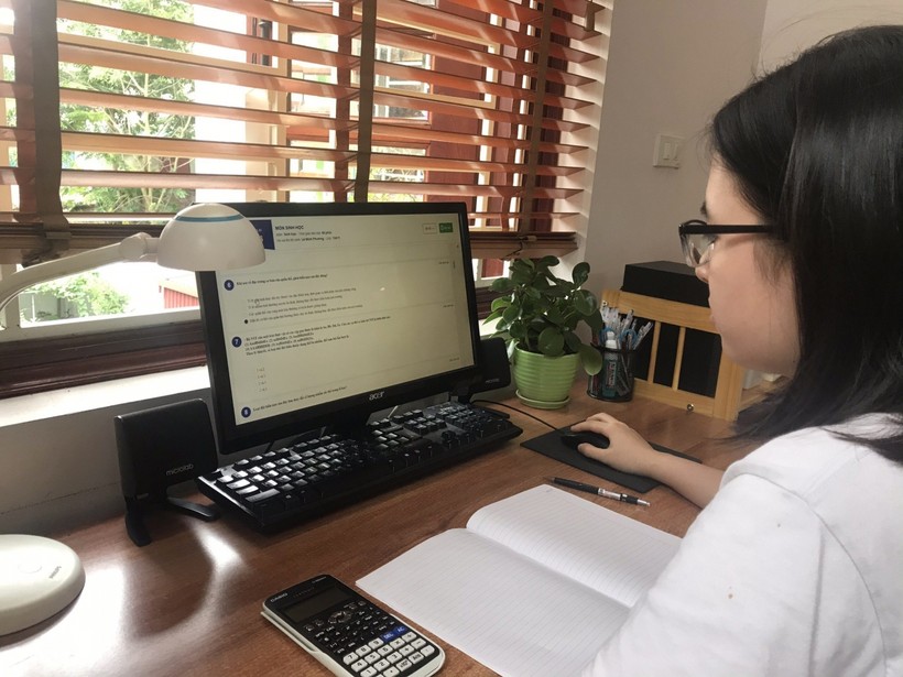 Giáo viên cùng học sinh lớp 12 Bắc Ninh ôn tập trực tuyến phòng dịch Covid-19.