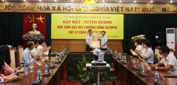 Chủ tịch UBND tỉnh Bắc Giang - Lê Ánh Dương tặng bằng khen cho Nguyễn Thanh Bình (Ảnh Mai Toan).