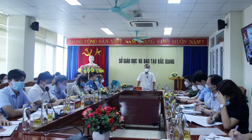  Ông Mai Sơn, Phó Chủ tịch Thường trực UBND tỉnh Bắc Giang phát biểu tại buổi họp. Ảnh: Sở GD&ĐT Bắc Giang