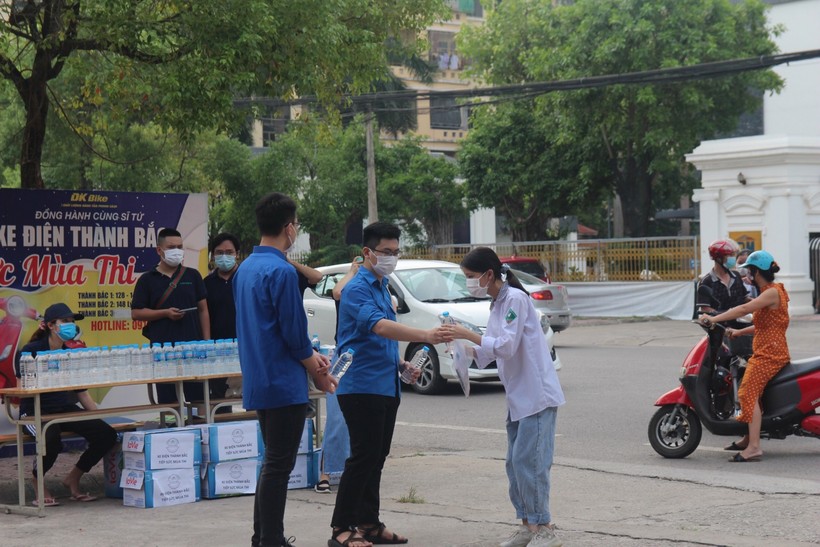 Thanh niên tình nguyện hỗ trợ thí sinh tại điểm thi Trường THPT Chuyên Bắc Giang.
