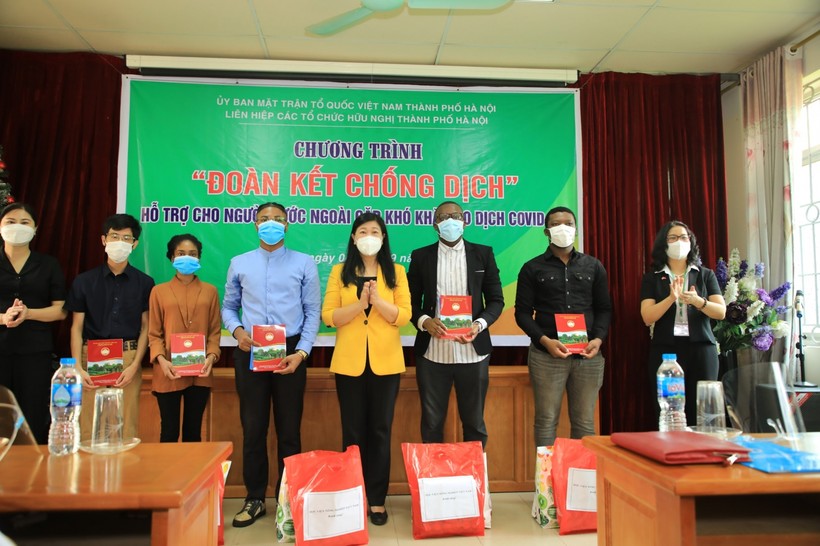 Chủ tịch Ủy ban MTTQ Việt Nam TP Hà Nội Nguyễn Lan Hương trao quà cho lưu học sinh đang học tập tại Học viện Nông nghiệp Việt Nam.