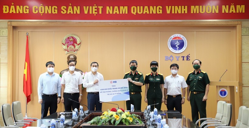 Đại tá Trần Minh Đạt – Phó Tổng giám đốc MB (thứ tư từ trái qua) đại diện MB trao tặng Bộ Y tế 1.000.000 khẩu trang y tế 3M 1870+ N95.