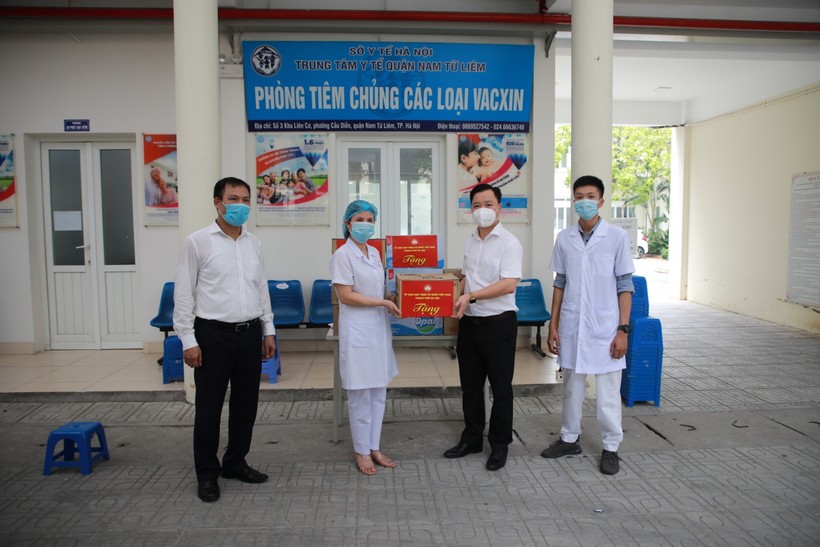 Ủy ban Mặt trận Tổ quốc (MTTQ) Việt Nam TP Hà Nội trao hỗ trợ Trung tâm y tế quận Nam Từ Liêm.