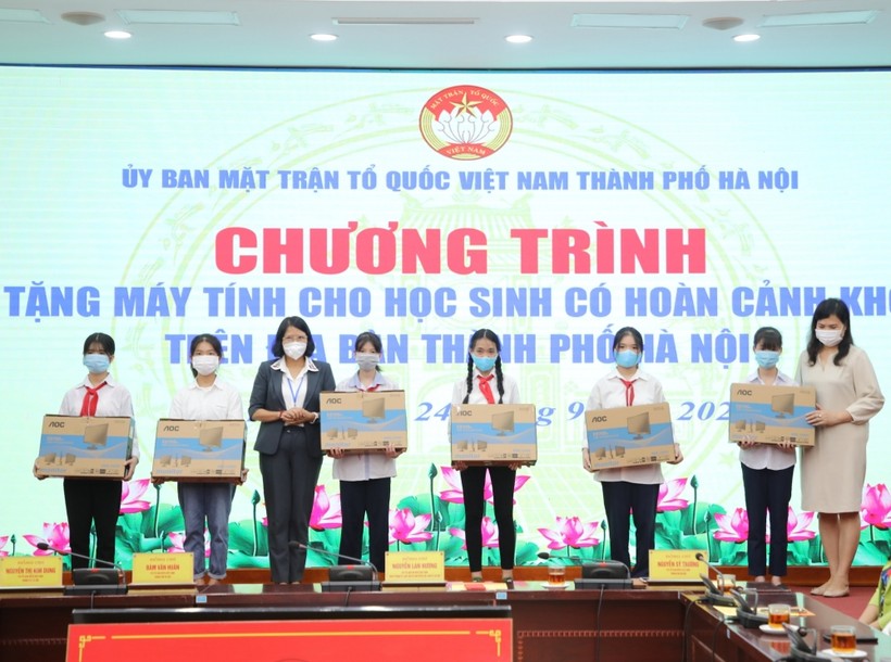 Lãnh đạo Ủy ban MTTQ Việt Nam TP Hà Nội và đại diện Công ty Cổ phần Hanel trao tặng máy tính cho học sinh có hoàn cảnh khó khăn trên địa bàn Thủ đô.