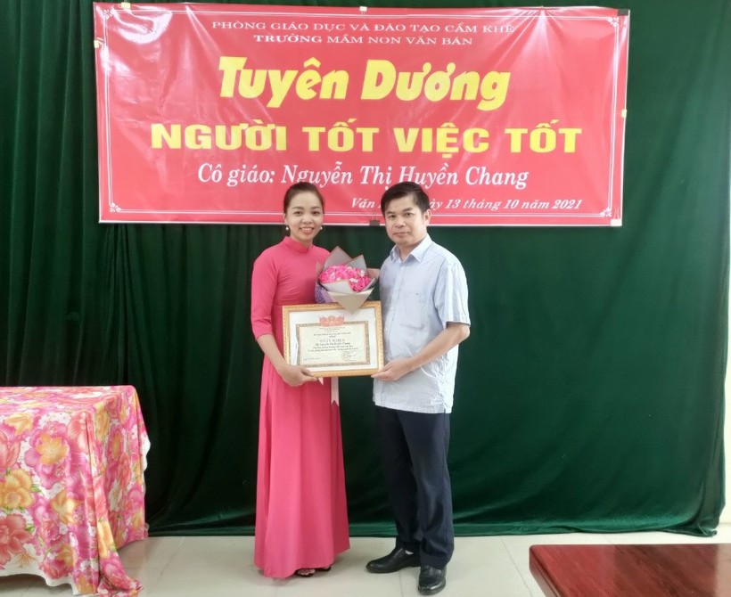 Phó Chủ tịch UBND huyện Cẩm Khê - Nguyễn Tân Sơn trao tặng Giấy khen cho cô giáo Nguyễn Thị Huyền Chang.