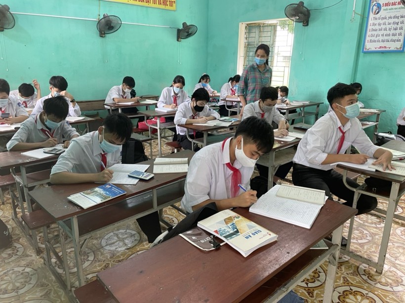 Học sinh Lương Tài tranh thủ "thời gian vàng" học tập tại trường.