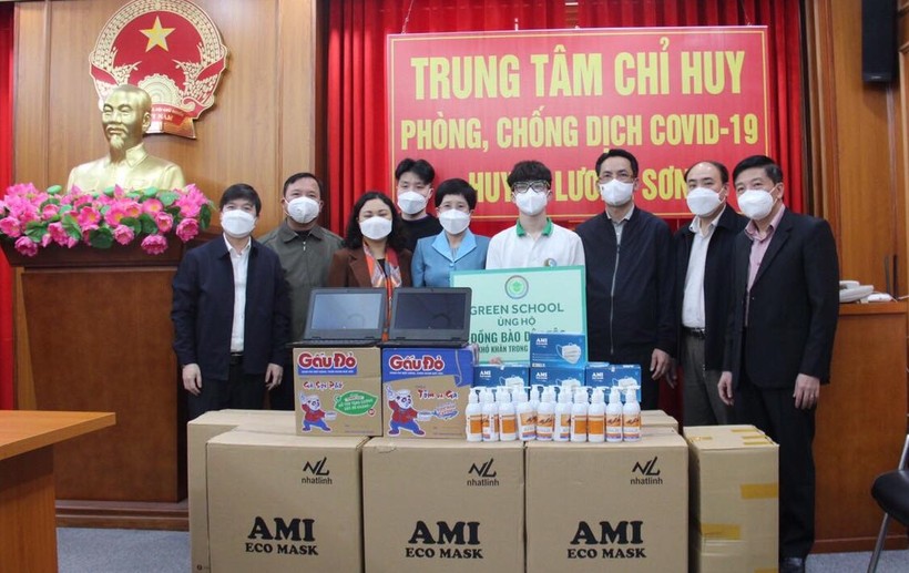 Trao quà cho đại diện UBND huyện Lương Sơn để gửi đến người dân, học sinh có hoàn cảnh khó khăn. 
