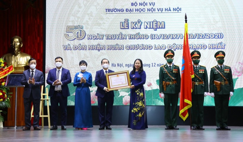 Phó Chủ tịch nước Võ Thị Ánh Xuân thay mặt lãnh đạo Đảng và Nhà nước trao Huân chương Lao động hạng Nhất cho Trường Đại học Nội vụ Hà Nội.
