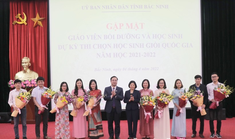 Chủ tịch UBND tỉnh Bắc Ninh Nguyễn Hương Giang (giữa) và Giám đốc Sở GD&ĐT Nguyễn Thế Sơn khen thưởng thầy cô tham gia bồi dưỡng HSG.