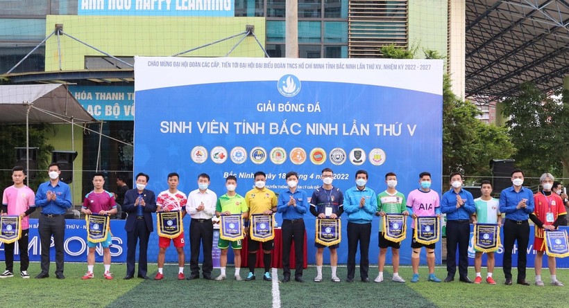 Lãnh đạo Trung ương Hội Sinh viên Việt Nam, Tỉnh Đoàn trao cờ cho các đội thi.