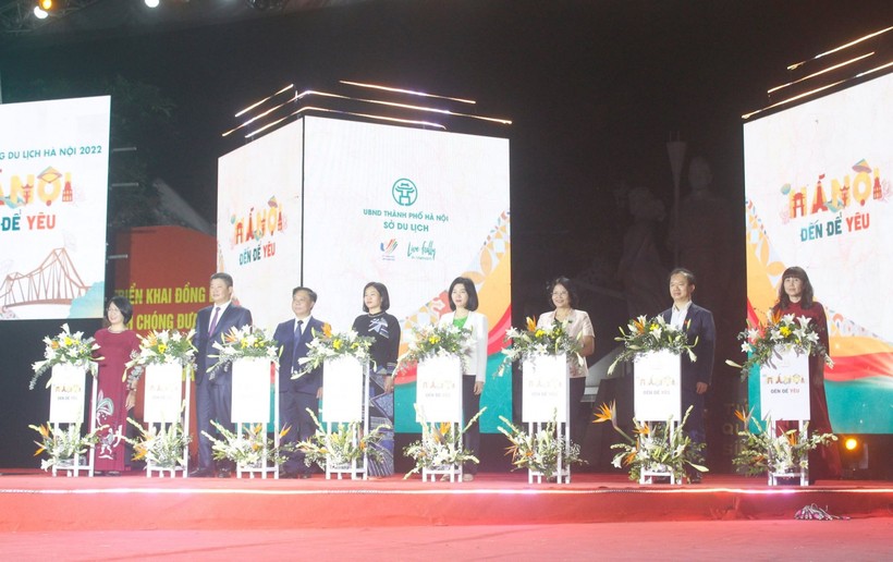 Các đại biểu bấm nút khai mạc Lễ hội Quà tặng Du lịch Hà Nội năm 2022.