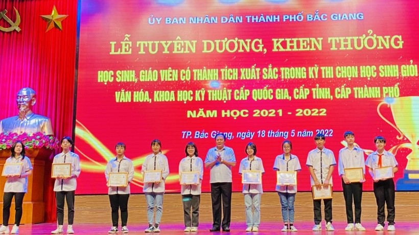 Ông Tạ Việt Hùng - Giám đốc Sở GD&ĐT Bắc Giang trao thưởng cho HS đạt giải Nhất Cuộc thi HSG Văn hoá và KHKT cấp tỉnh.