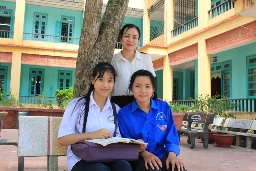 Nguyễn Thị Thu Hằng (áo trắng) và bạn học chụp ảnh lưu niệm cùng với cô Giáp Thị Hiền - trường THPT Lục Ngạn số 3.