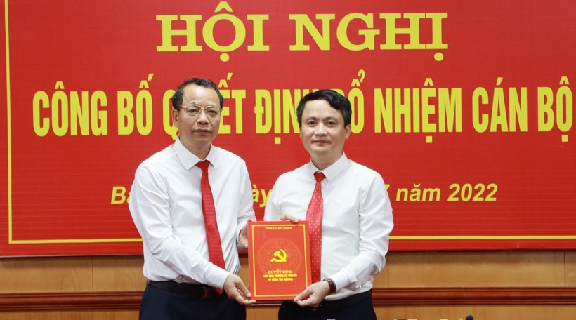 Phó Bí thư Thường trực Tỉnh ủy Bắc Ninh - Nguyễn Quốc Chung (bên trái) trao Quyết định cho ông Trần Văn Vững. 
