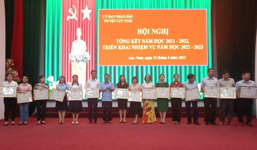 Huyện Lục Nam khen thưởng tập thể, cá nhân tiêu biểu trong năm học 2021 -2022. 