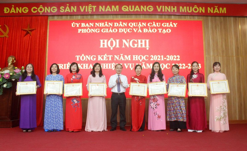 Phó Giám đốc Sở GD&ĐT Hà Nội - Nguyễn Quang Tuấn trao thưởng cho 9 tập thể đạt giải Nhất, Nhì trong công tác triển khai mô hình chuyển đổi số.