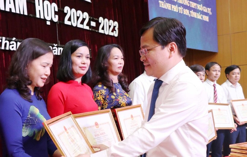 Bí thư Tỉnh ủy Bắc Ninh Nguyễn Anh Tuấn trao Bằng khen của Bộ trưởng Bộ GD&ĐT cho các tập thể xuất sắc.