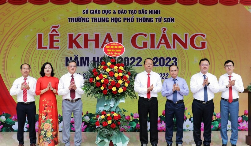 Phó Bí thư Thường trực Tỉnh ủy, Chủ tịch HĐND tỉnh Bắc Ninh - Nguyễn Quốc Chung (thứ 4 từ phải qua) tặng hoa chúc mừng Trường THPT Từ Sơn.