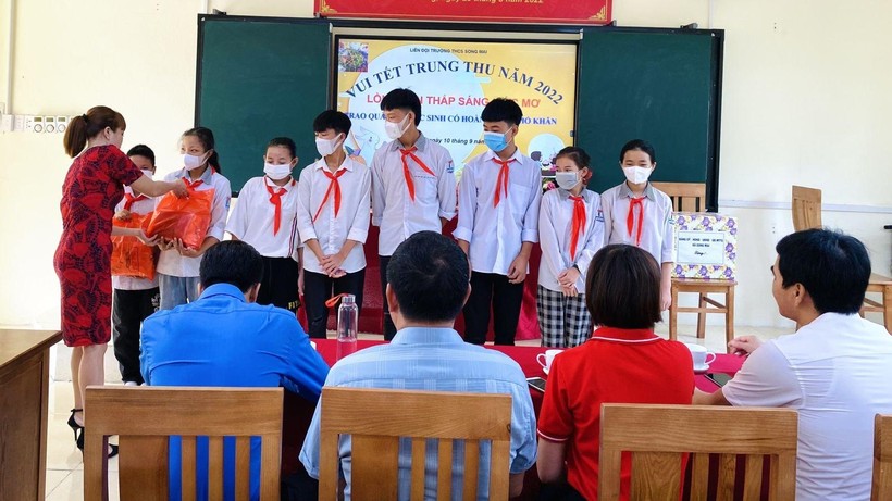 Ban đại diện cha mẹ học sinh trao quà cho các em trường THCS Song Mai.