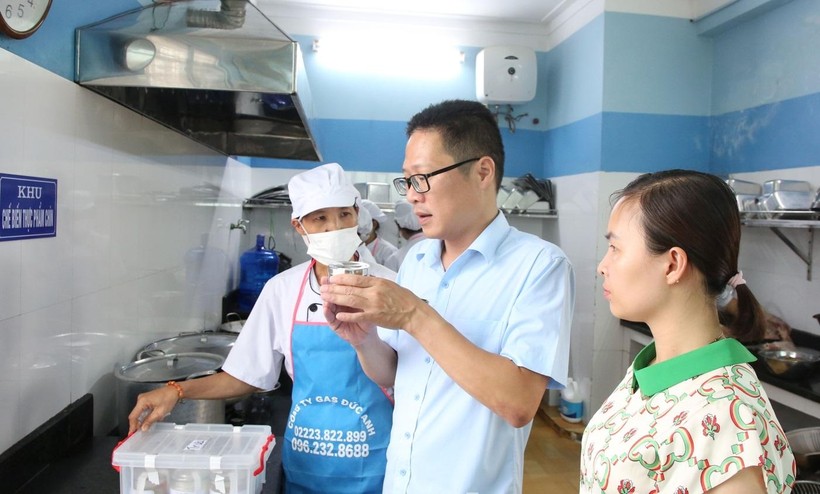 Đoàn kiểm tra thức ăn lưu mẫu tại cơ sở Mầm non Sao Mai (phường Kinh Bắc).