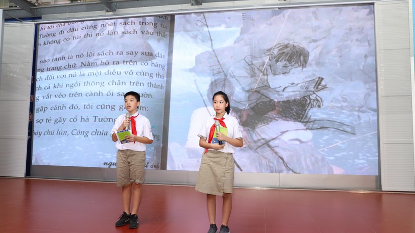 Học sinh trường THCS Thăng Long tự tin dẫn chương trình cùng màn hình Led. ảnh 1