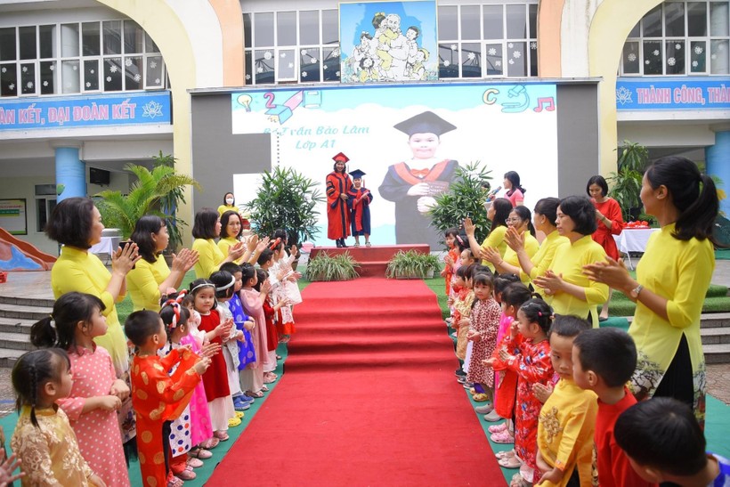 Vinh danh học sinh quận Ba Đình qua hệ thống màn hình Led sân trường.