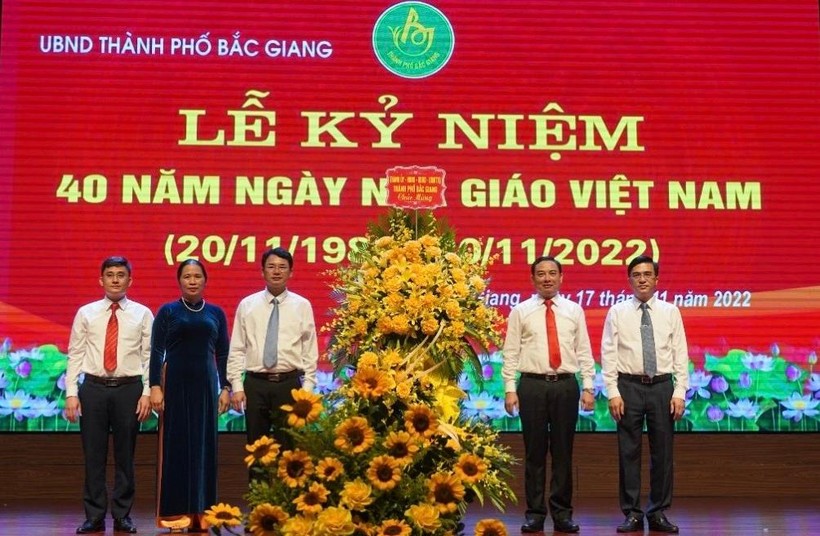 Lãnh đạo TP Bắc Giang chúc mừng ngành Giáo dục thành phố.