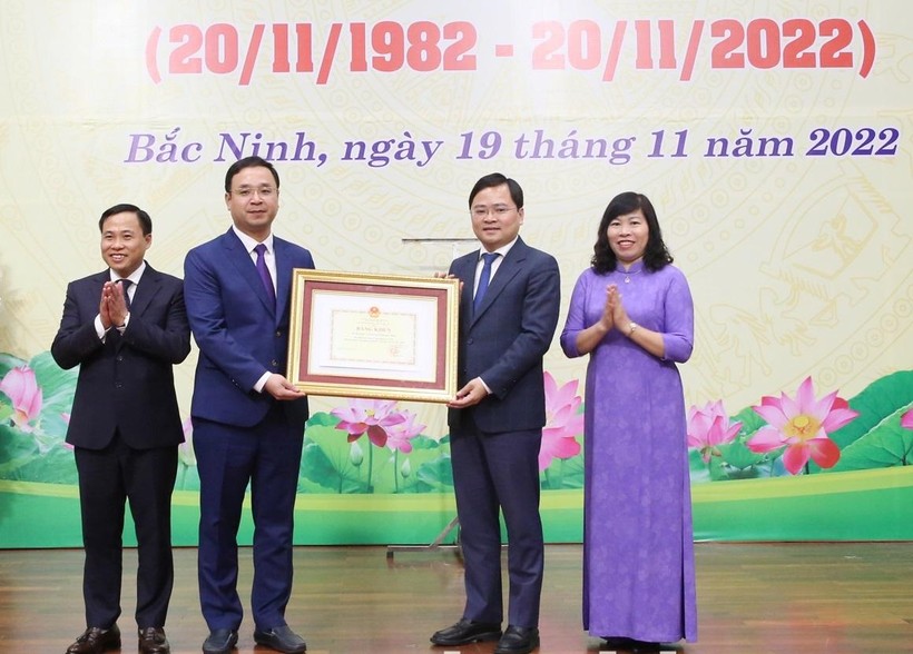 Bí thư Tỉnh ủy Bắc Ninh Nguyễn Anh Tuấn (thứ hai từ phải qua) trao Bằng khen của Bộ GD&ĐT cho Sở GD&ĐT.