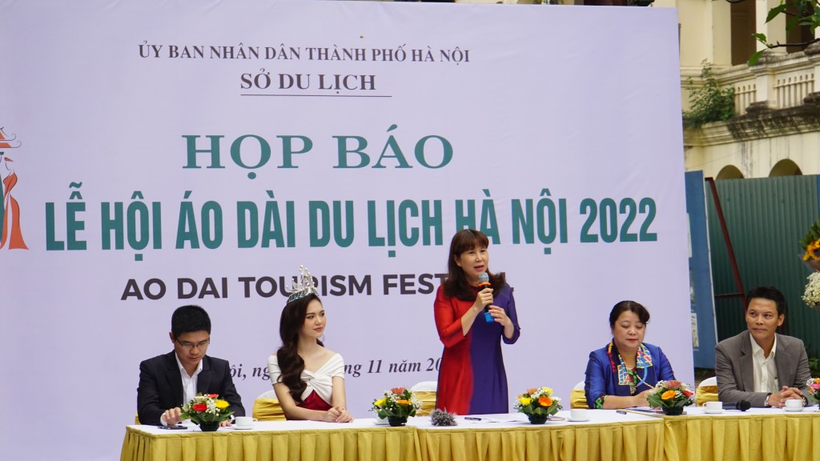 Bà Đặng Hương Giang - Giám đốc Sở Du lịch Hà Nội phát biểu tại buổi họp báo.