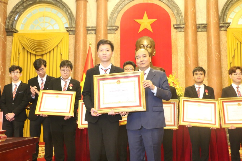 Nguyễn Đăng Phúc - cựu học sinh Trường THPT Chuyên Bắc Ninh được tặng thưởng Huân chương Lao động hạng Ba.