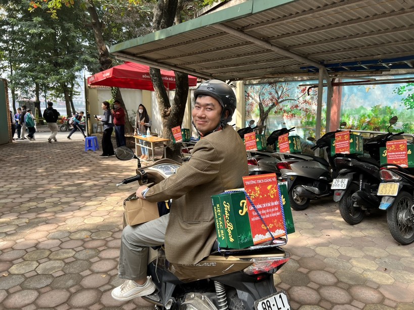 Thầy Nguyễn Ngọc Hân - giáo viên Toán (trường THCS Giảng Võ) vui mừng với phần quà trên xe.