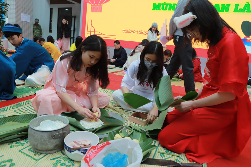 Học sinh trường THCS Thành Công tham gia gói bánh chưng.