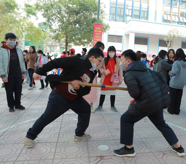 Học sinh Trường THCS Thành Công (Ba Đình) tham gia các hoạt động trải nghiệm, trò chơi dân gian phát huy giá trị truyền thống tốt đẹp của dân tộc.