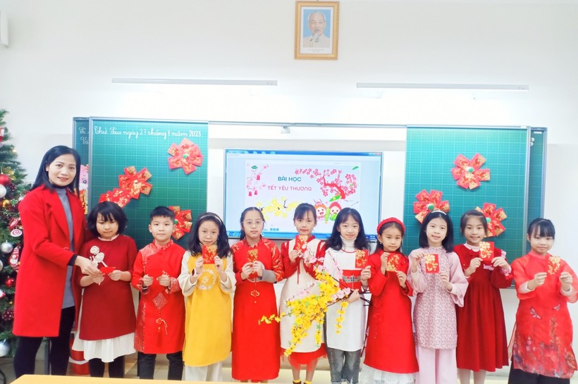 Học sinh thành phố Bắc Giang hân hoan bên bạn bè và cô giáo trong tiết học đầu năm mới.
