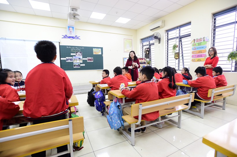 Lãnh đạo Sở GD&ĐT Hà Nội trao đổi bài giảng với học sinh trường Tiểu học Hoàng Diệu.