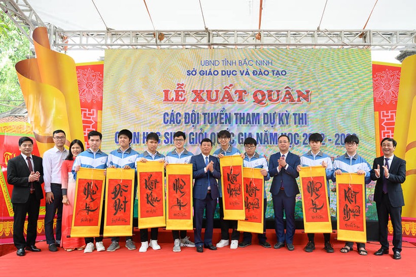 Ông Ngô Tân Phượng - Phó Chủ tịch UBND tỉnh Bắc Ninh chụp ảnh lưu niệm và chúc mừng thí sinh dự thi.