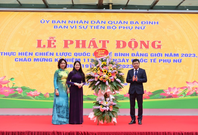 Chủ tịch UBND quận Ba Đình Tạ Nam Chiến chúc mừng ngày Quốc tế phụ nữ.
