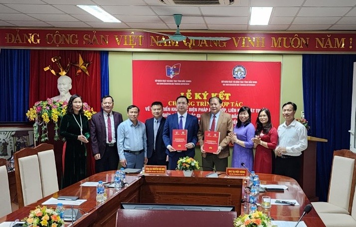 Lãnh đạo hai Sở GD&ĐT Bắc Giang, Bắc Ninh ký kết biên bản hợp tác.