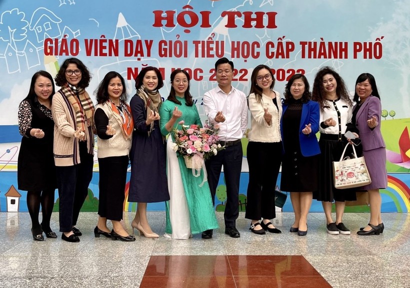 Trưởng phòng GD&ĐT quận Ba Đình -Lê Đức Thuận chúc mừng cô giáo trường Tiểu học Kim Đồng tại kỳ thi cấp thành phố. 