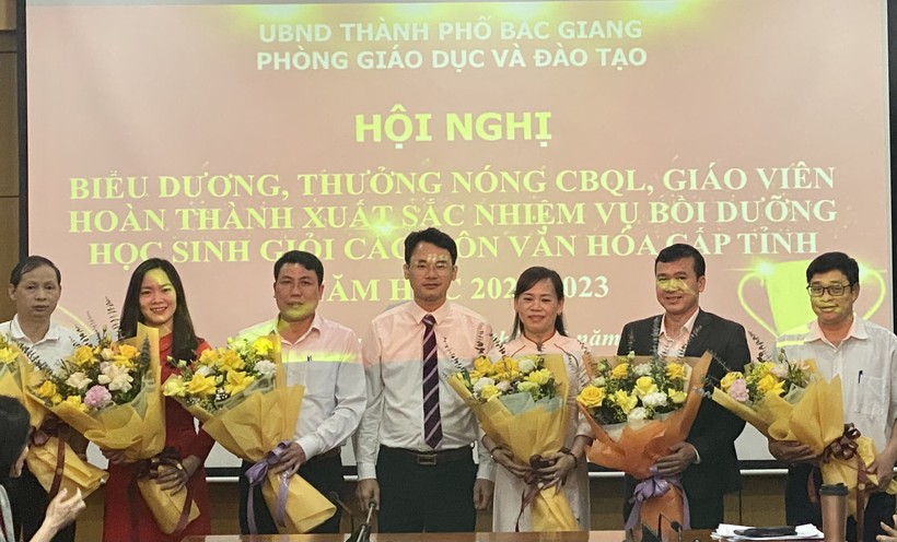 Ông Đỗ Văn Quý - Trưởng phòng GD&ĐT TP Bắc Giang biểu dương, thưởng nóng CBQL, giáo viên hoàn thành xuất sắc.