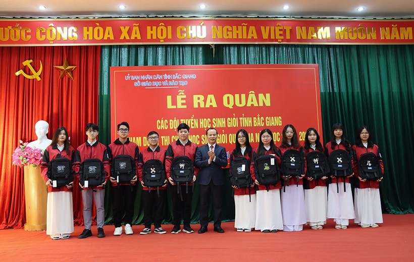 Phó Chủ tịch Thường trực UBND tỉnh Bắc Giang - Mai Sơn động viên, khích lệ các em học sinh trước kỳ thi.